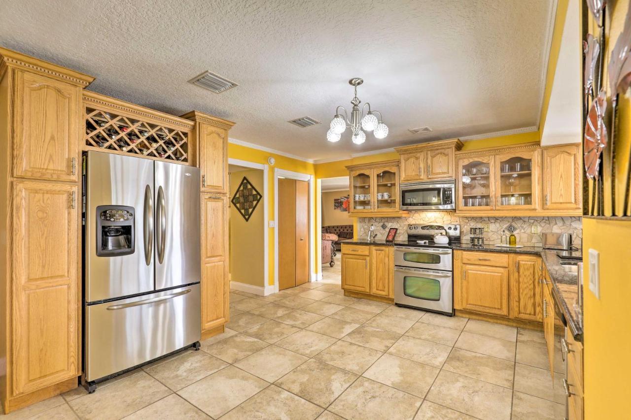 Cozy Home In Heart Of Tampa With Lanai And Pool! Exterior photo